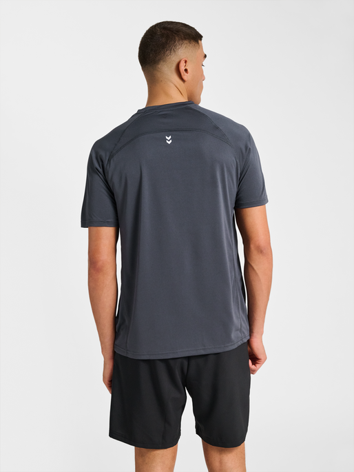 hmlPULSE WORKOUT T-SHIRT S/S, EBONY, model