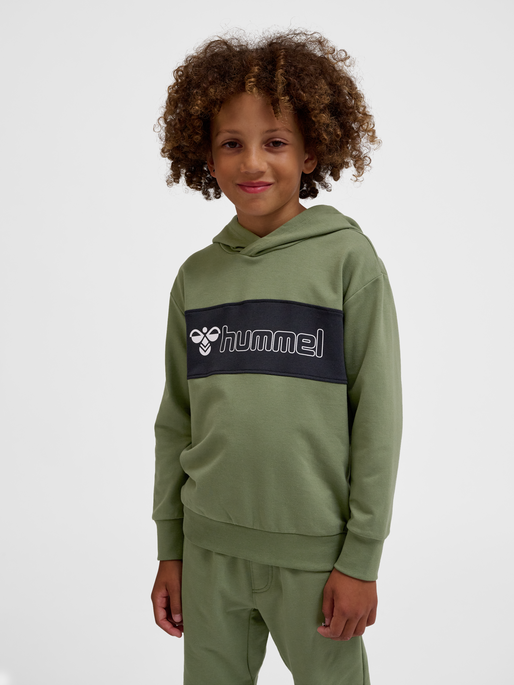 hmlATLAS HOODIE, OLIVINE, model