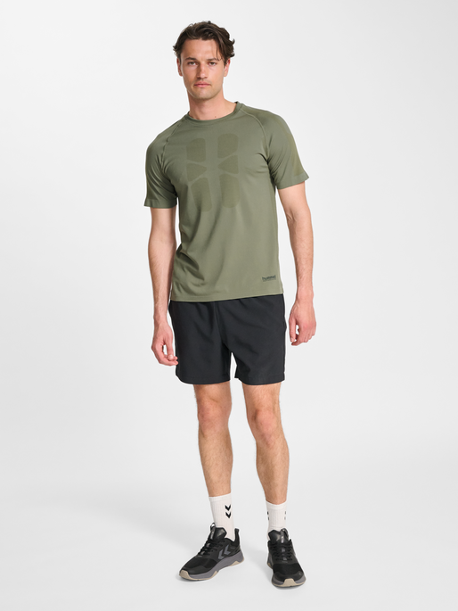 hmlHIIT SEAMLESS T-SHIRT S/S, DEEP LICHEN GREEN, model