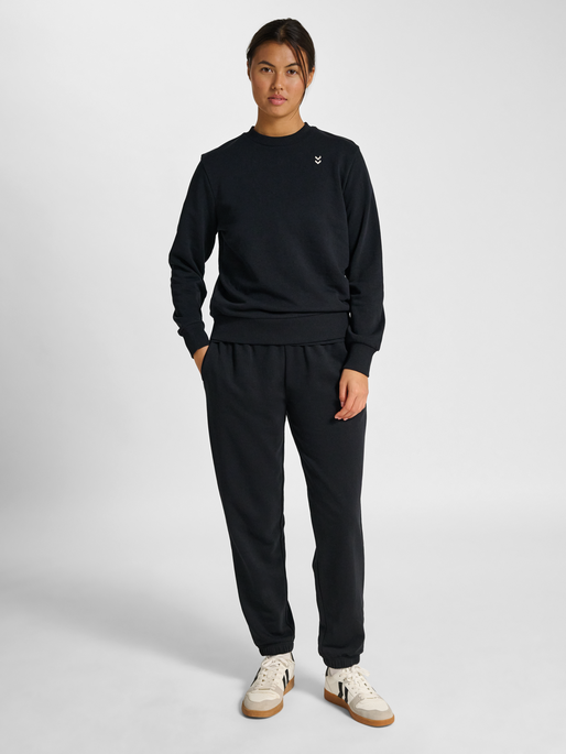 hmlPULSE W SWEAT CREWNECK, BLACK, model