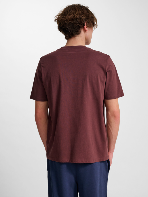 hmlPULSE T-SHIRT, FUDGE, model