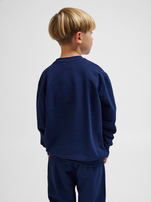 hmlTUKAS SWEATSHIRT, BLACK IRIS, model