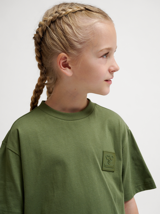hmlCLEAN T-SHIRT S/S, OLIVINE, model