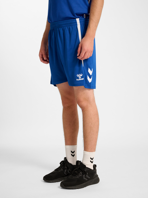 hmlLEAD 2.0 SHORTS, TRUE BLUE, model