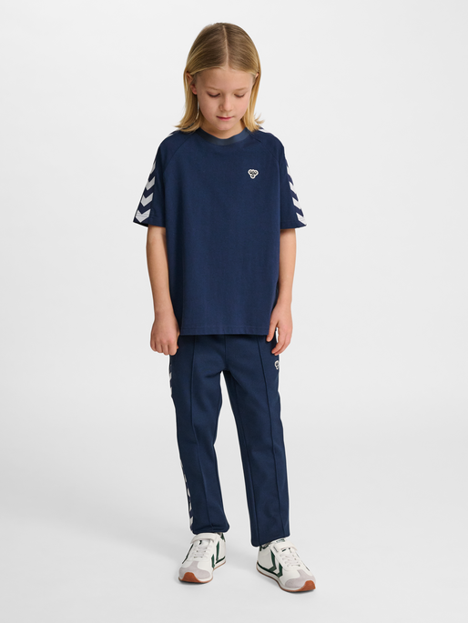 hmlJR ARCHIVE LOOSE T-SHIRT S/S, DRESS BLUES, model