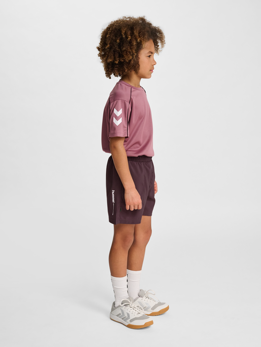 hmlJR PULSE WORKOUT SHORTS, FUDGE, model