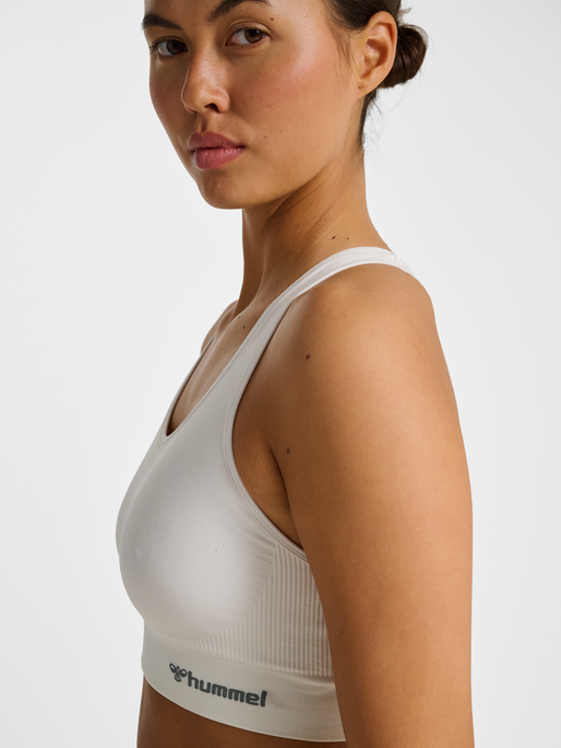 hmlTIF SEAMLESS SPORTS TOP, WHITE, model