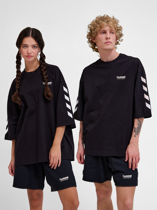 hmlOVERSIZED WILLY T-SHIRT SW, BLACK, model