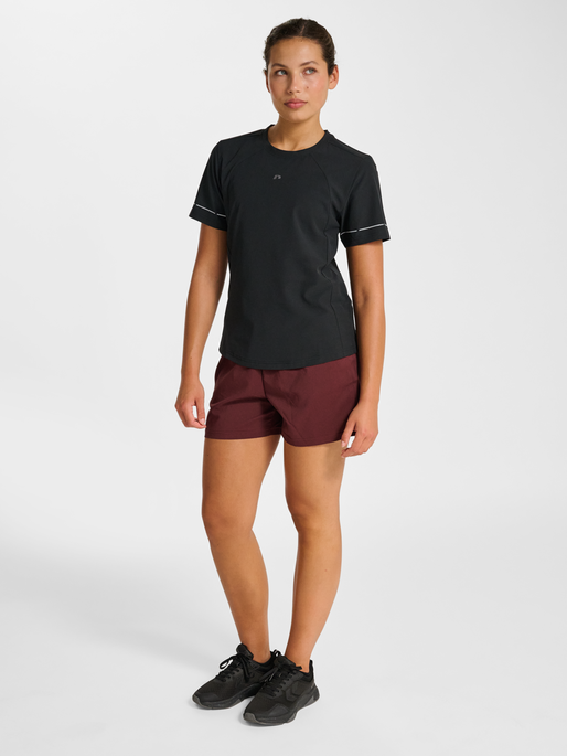 nwlBREATHE W T-SHIRT, BLACK, model