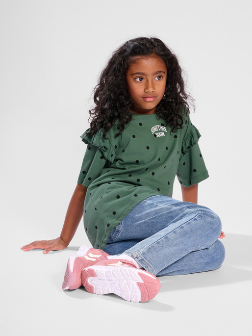 stsARIA T-SHIRT, LAUREL WREATH, model