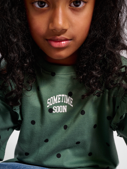 stsARIA T-SHIRT, LAUREL WREATH, model